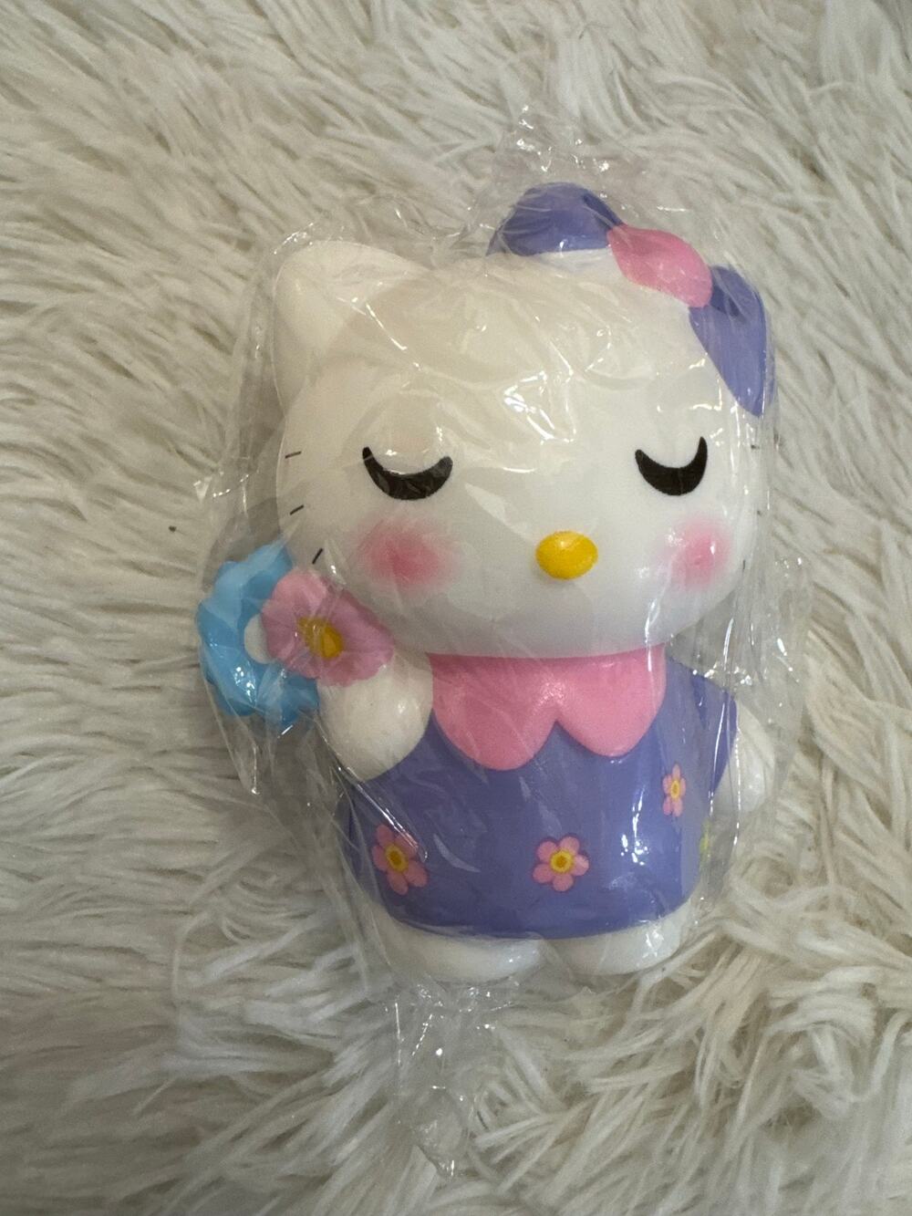Hello Kitty foam squishy slow rebound purple dress with bouquet of flowers
